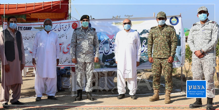 Karachi Group photo of officers of Pakistan Navy and Docters from various welfare organizations at Free Medical & Eye Camp at Keti Bandar, Sindh.-PUNA